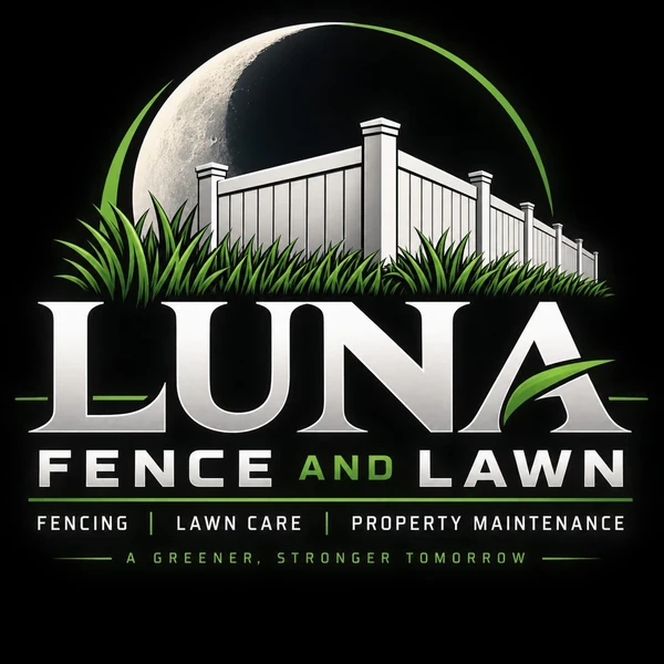 Logo completo de LUNA FENCE AND LAWN con cerca, luna y césped